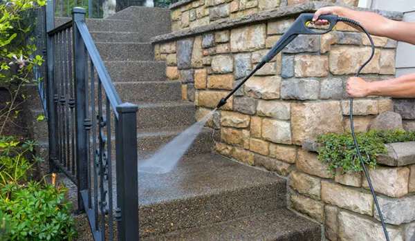 When Should You Use Soft Washing vs Pressure Washing